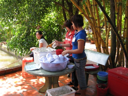 Sinh viên làm thêm ở Hồ câu Mai Hoa Trang (TP.Buôn Ma Thuột)