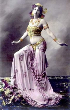 Người đẹp huyền thoại Mata Hari đã bị nghi ngờ là điệp viên hai mang.