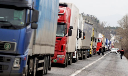 Ngày 29-7, giới tài xế xe tải tuyên bố sẽ chống lại mệnh lệnh của chính phủ nhằm buộc họ chấm dứt đình công và quay trở lại làm việc. Quyết định trên được đưa ra ngay sau khi chính phủ Hy Lạp ban bố một lệnh khẩn cấp hiếm hoi nhằm buộc các tài xế lái xe tải chở nhiên liệu đang đình công quay trở lại làm việc sau khi cuộc đàm phán giữa chính phủ và nghiệp đoàn không đạt kết quả.