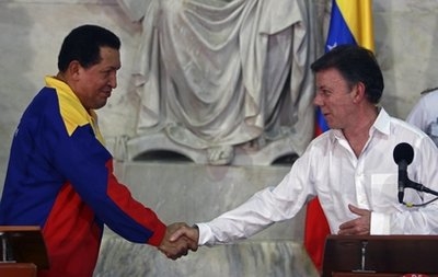 Ngày 10-8, tại thành phố Santa Marta (Colombia), Tổng thống Colombia và Venezuela tuyên bố họ sẽ nối lại mối quan hệ ngoại giao đã bị cắt đứt 20 ngày trước, chấm dứt tranh cãi liên quan đến cáo buộc phiến quân Colombia đóng trên đất Venezuela.