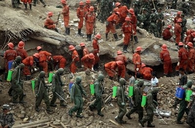 Số người thiệt mạng vì lở đất ở Trung Quốc tăng lên 1.117 người trong khi mưa như trút nước vẫn chưa ngớt tại Cam Túc, tây bắc Trung Quốc. Hi vọng mong manh tìm thấy người sống sót lại được lóe lên, khi một người còn sống được tìm thấy trong đống đổ nát 4 ngày sau thảm họa lở đất.