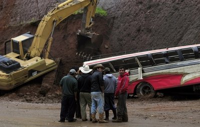 Giới chức Guatemala cho hay ít nhất 36 người thiệt mạng trong các vụ lở dất do mưa lớn kéo dài hàng tuần nay, trong đó một sườn đồi đã đổ sập lên nhóm người tình nguyện đang đào tìm chiếc xe buýt bị chôn lấp trong trận lở đất trước. Tổng thống Alvaro Colom gọi đây là thảm họa quốc gia.