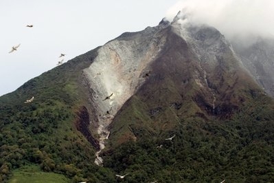 Núi lửa Sinabung đã phun trào tro bụi cao tới 5.000m lên bầu trời và đây là đợt phun trào dữ dội nhất kể từ khi thức giấc sau 400 năm ngủ yên. Vụ nổ tại núi lửa Sinabung đến tới nỗi có thể nghe thấy tiếng nổ từ cách đó 8km. Núi lửa Sinabung tại tỉnh Bắc Sumatra phun trào lần đầu tiên kể từ năm 1600 hồi tuần trước, khiến hơn 30.000 người sống tại các ngôi làng lân cận phải đi sơ tán.