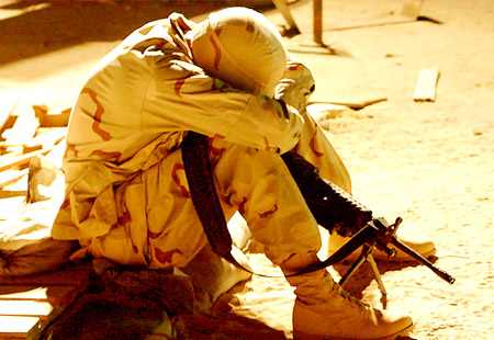 Hình ảnh một lính Mỹ mệt mỏi trên chiến trường Afghanistan