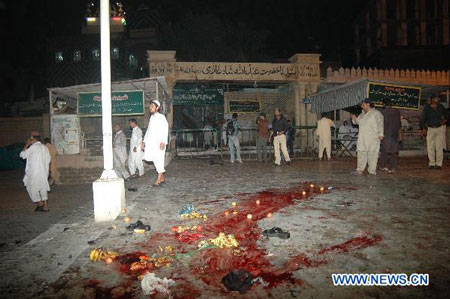 Vào khoảng 7 giờ tối ngày 7-10, một vụ đánh bom liều chết xảy ra khi 2 kẻ đánh bom cho nổ tung mình ở đền thờ Abdullah Shah Ghazi tại khu vực Clifffton của Karachi (thành phố cảng miền nam Pakistan) khiến ít nhất 14 người thiệt mạng và 70 người bị thương. Lúc đó có hàng trăm người đang quây quần bên trong để tham gia các hoạt động tôn giáo.