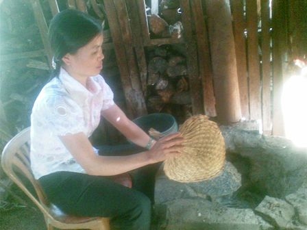 Chị Nguyễn Thị Tâm - vợ anh Mạo đang nướng bánh tráng