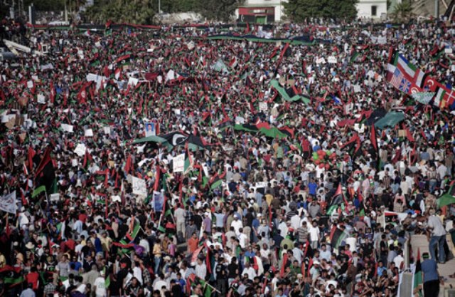 Hàng trăm ngàn người vào hôm 6-7 đã đổ ra đường tại thành phố Benghazi để cổ vũ quân nổi dậy. (Nguồn: Internet)