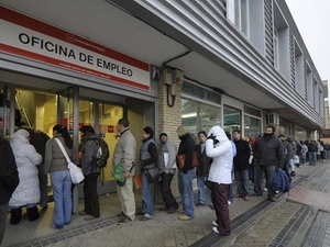 Người dân xếp hàng dài trước một trung tâm giới thiệu việc tại Madrid