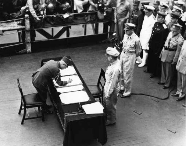 Đại diện Nhật Bản ký giấy đầu hàng Đồng Minh trước mặt Tướng Mỹ Mc Arthur. Ảnh: T.L