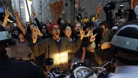 Những người biểu tình hô khẩu hiệu trước lực lượng cảnh sát New York