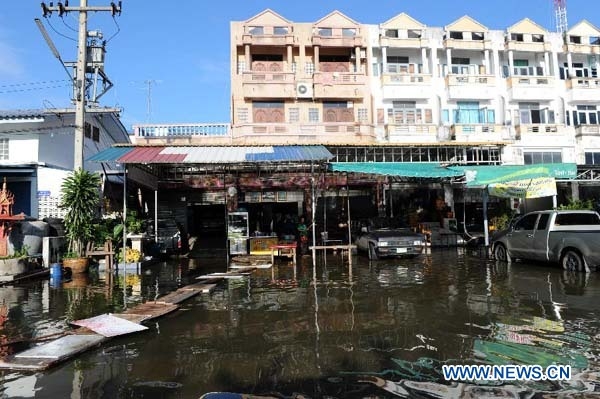 Một nhà hàng chìm trong nước lũ tại Chiang Pak Yai, tỉnh Pathum Thani