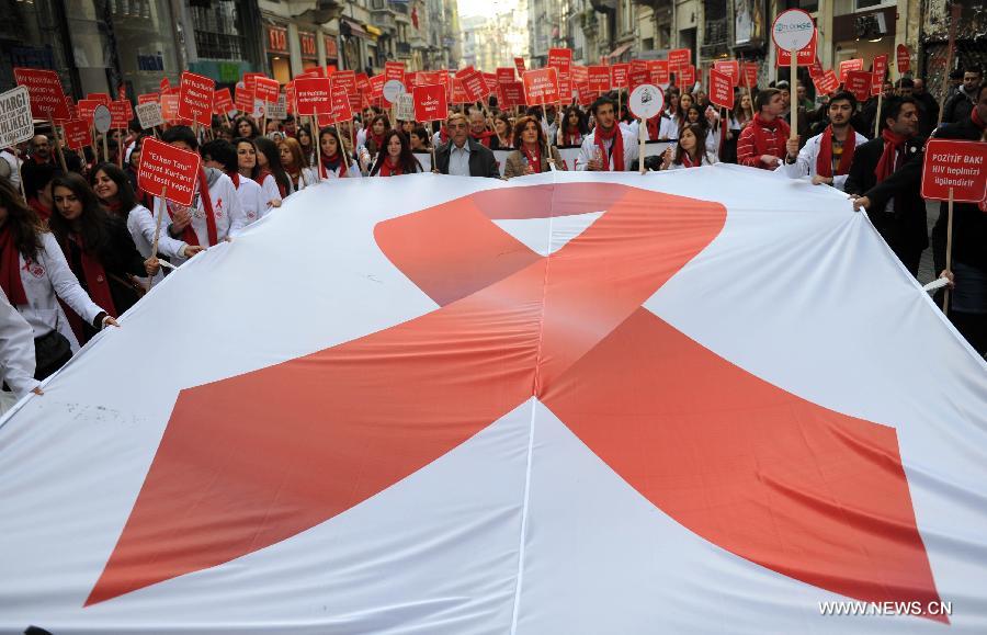 Người dân Thổ Nhĩ Kỳ tuàn hành nhân ngày Thế giới phòng chống AIDS (1-12). Ảnh: Xinhua