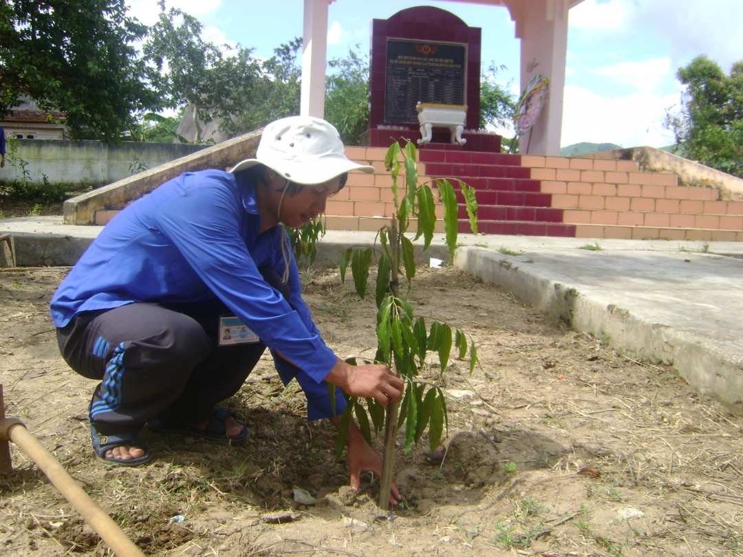 Thanh niên tình nguyện mùa hè xanh trồng cây xanh tại Đài tưởng niệm các anh hùng liệt sĩ xã Hòa Phong, huyện Kroong Bông