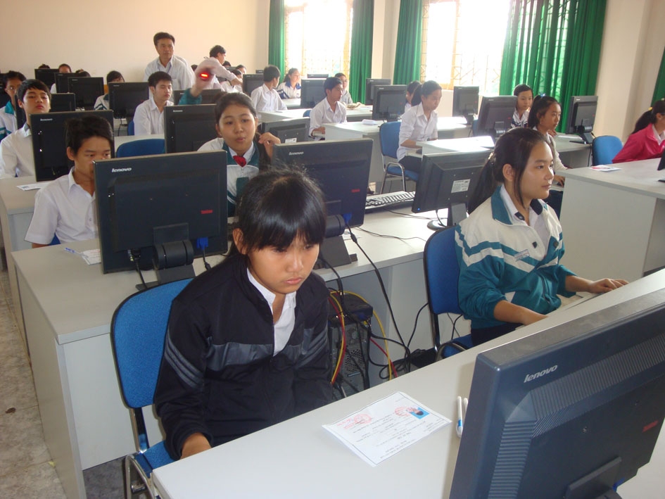 Nhiều trường học trên địa bàn tỉnh Dak Lak đã được đầu tư trang thiết bị đồng bộ, đáp ứng nhu cầu học tập của học sinh. Trong ảnh: Học sinh tham gia kỳ thi Olympic tiếng Anh qua mạng Internet cấp quốc gia năm học 2011-2012). Ảnh: N.H 
