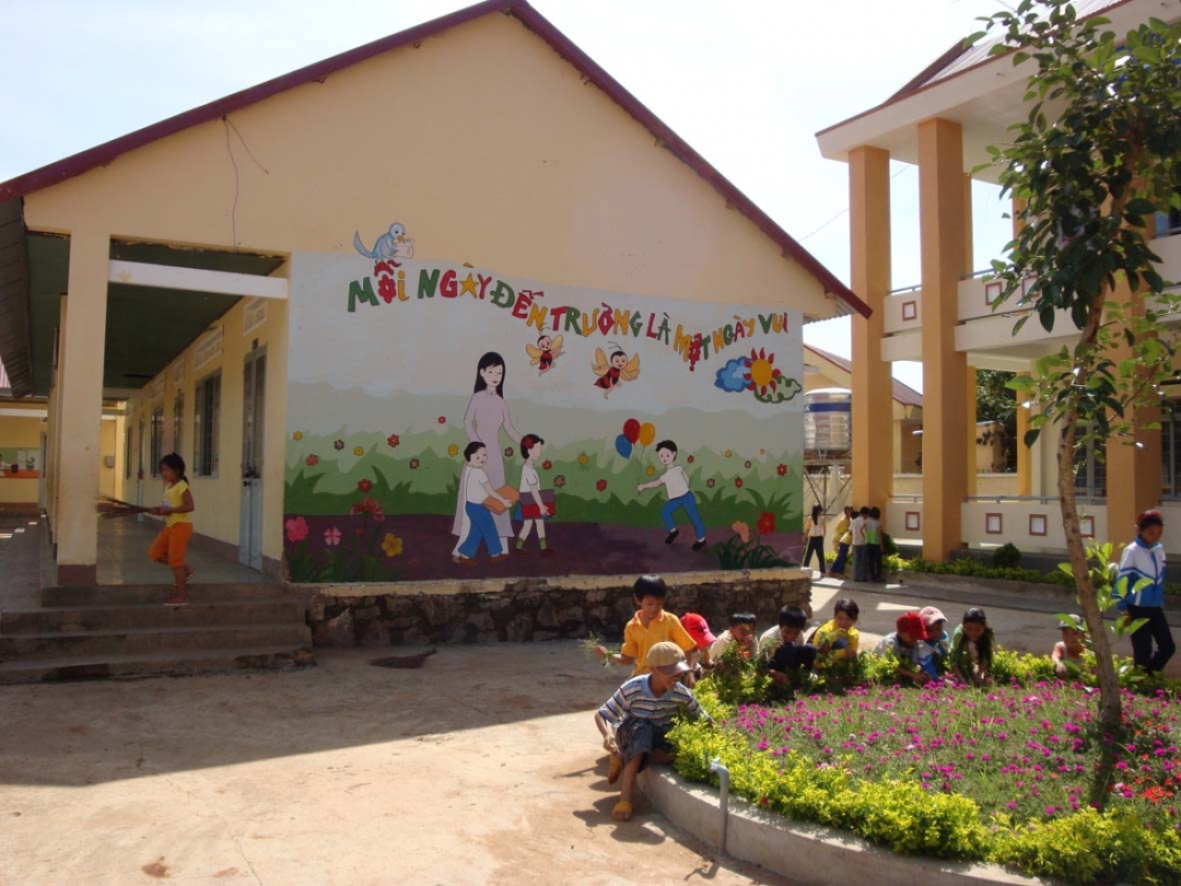 Học sinh Trường  Tiểu học Nguyễn  Văn Trỗi  (xã Quảng Điền,  huyện Krông Ana) chăm sóc vườn hoa. (Ảnh:  Tư liệu). 