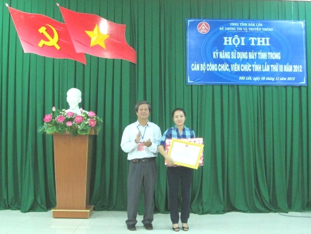 Ban tổ chức trao giải Nhất nội dung cá nhân cho thí sinh Võ Thị Minh Phương