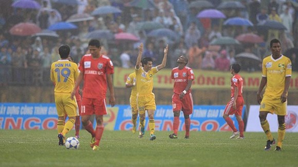 Cú đúp của Công Vinh giúp SL Nghệ An có chiến thắng trước 