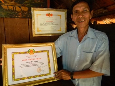 Ama Gòng vinh dự được nhận Bằng khen của Tỉnh ủy vì có thành tích xuất sắc trong phong trào học tập và làm theo tấm gương đạo đức Hồ Chí Minh năm 2012.