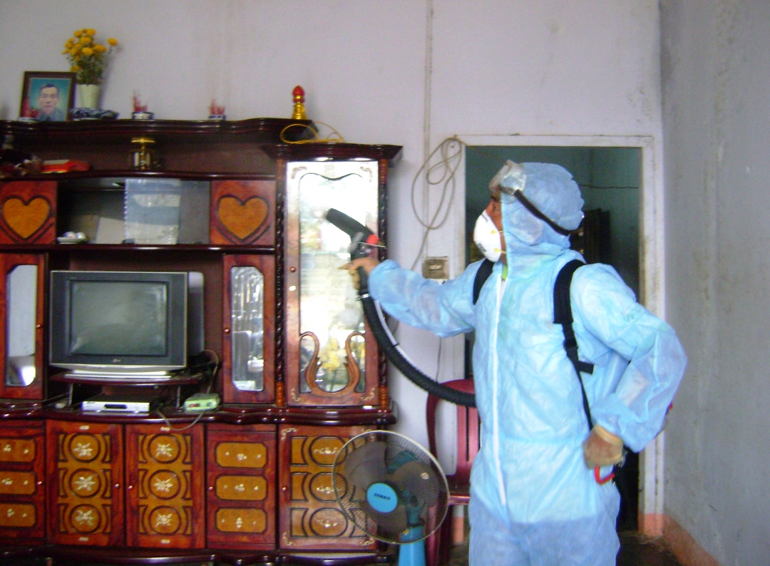 Phun hóa chất diệt muỗi phòng, chống bệnh sốt xuất huyết tại các hộ dân trên địa bàn thôn 14 (xã Tân Hòa, huyện Buôn Đôn).