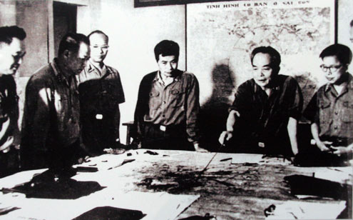 Đại tướng Võ Nguyên Giáp và Quân ủy Trung ương theo dõi diễn biến Chiến dịch Hồ Chí Minh 1975.