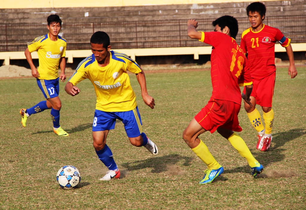 Pha tranh bóng trong trận đấu giữa chủ nhà Dak Lak (áo sẫm màu)  và Sanna Khánh Hòa chiều 15-1.