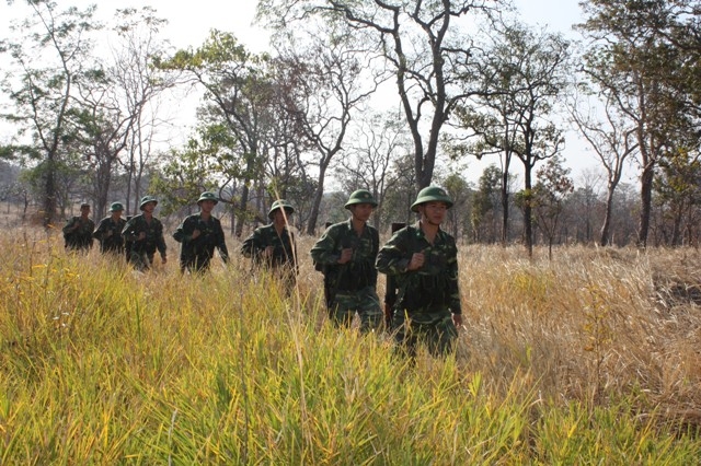 Cán bộ, chiến sĩ Đồn  Biên phòng Yok Mbre tuần tra  kiểm soát biên giới.