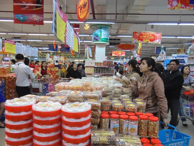 Người tiêu dùng chọn mua hàng Việt phục vụ Tết Nguyên đán tại siêu thị Co.opMart Buôn Ma Thuột.