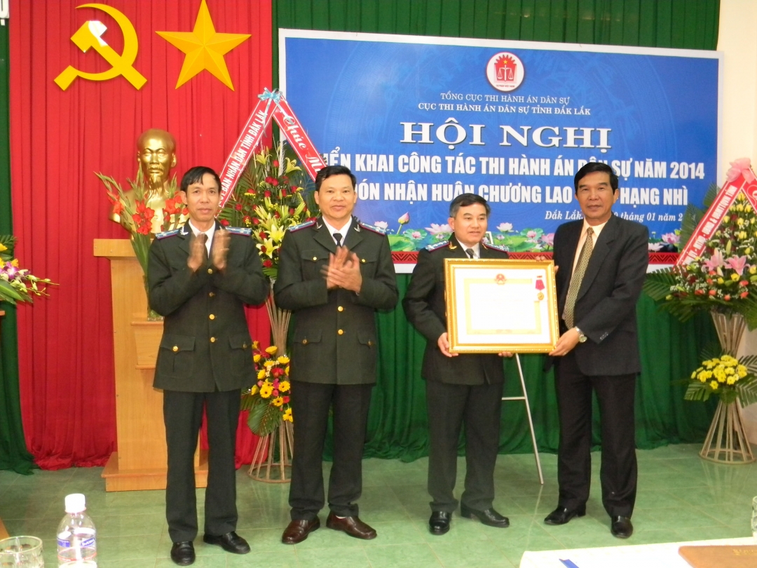 Thừa ủy nhiệm của Chủ tịch nước, đồng chí Hoàng Trọng Hải trao tặng Huân chương lao động hạng Nhì cho Cục Thi hành án dân sự tỉnh Dak Lak