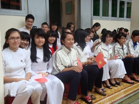 Học sinh Trường THPT Chuyên Nguyễn Du ( Dak Lak) tham gia hoạt động ngoại khóa