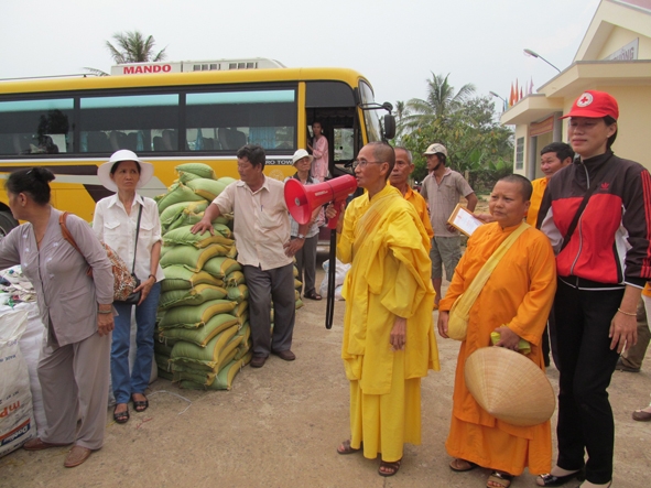 Đoàn từ thiện về huyện Krông Pak phát quà cho người nghèo.