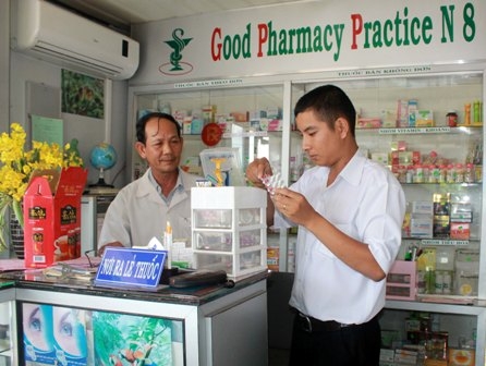 Thành viên Đoàn kiểm tra liên ngành về hành nghề y dược tư nhân của thị xã Buôn Hồ kiểm tra quy trình ra lẻ thuốc tại một quầy thuốc trên địa bàn 