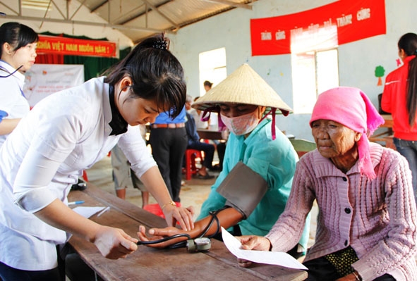 Đội ngũ y-bác sĩ Hội Thầy thuốc trẻ tỉnh khám bệnh cho các gia đình chính sách  trên địa bàn xã Yang Tao (huyện Lak).