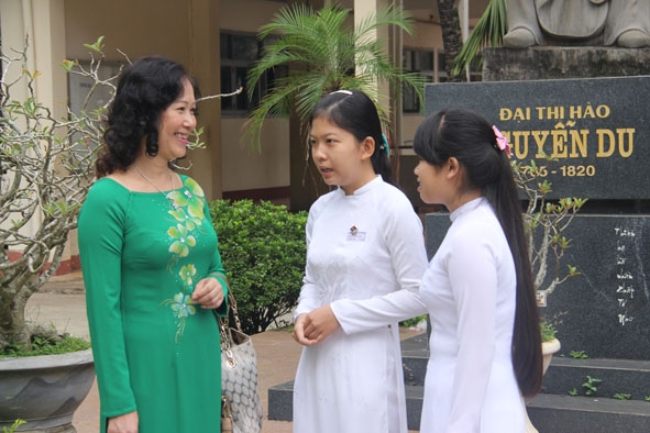 Cô Nguyễn Thị Thu Thủy trao đổi với học sinh lớp Văn - Sử kinh nghiệm để học tốt môn Văn. 