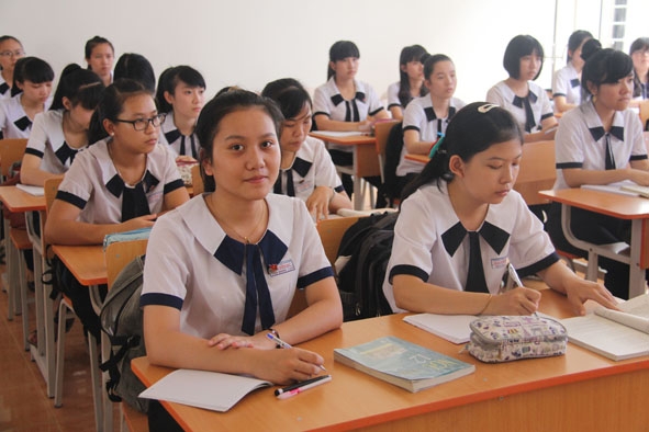 Bích Chi (ngồi bàn đầu bên phải) trong giờ học Văn.