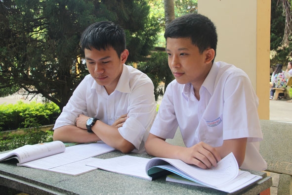 Em Hoàng Huy Thông (bìa phải) học nhóm với bạn cùng lớp.