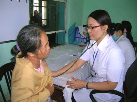 Bác sĩ Bệnh viện Đa khoa thị xã Buôn Hồ khám bệnh cho người dân trên địa bàn.