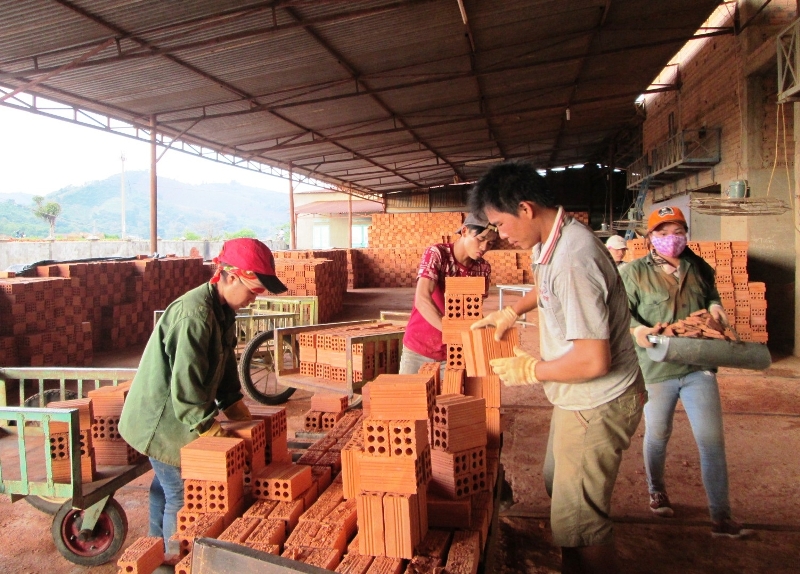 Sản xuất tại Hợp tác xã công nghiệp Ea Wy, huyện Krông Pak