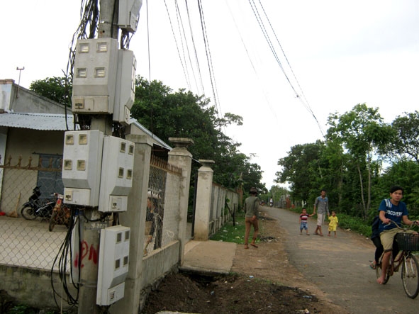 Trụ điện  hạ thế  cuối cùng  ở ngã tư  xóm  Quảng Lợi dày đặc  công tơ và chằng chịt dây điện.