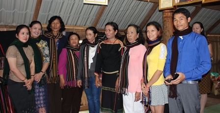 Đại diện Hợp tác xã dệt thổ cẩm tặng quà lưu niệm cho Đoàn đại biểu Sở Công tác Phụ nữ tỉnh Mondulkiri