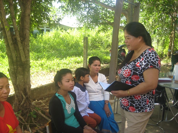 Chị Nhung đang tư vấn chăm sóc sức khỏe  sinh sản cho chị em phụ nữ trong buôn.