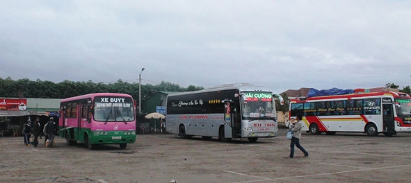 Xe khách và xe buýt chờ đón khách tại Bến xe liên tỉnh Dak Lak. 