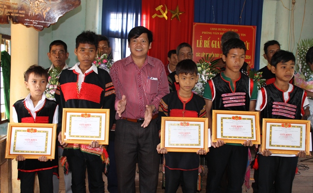 Lãnh đạo Phòng Văn hóa - Thông tin huyện Cư Kuin tặng giấy khen cho các học viên xuất sắc.