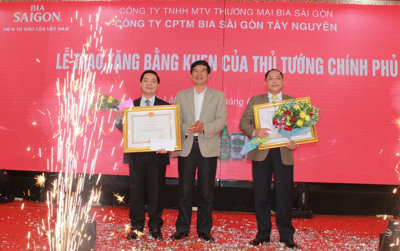 Thừa ủy nhiệm của Thủ tướng Chính phủ, ông Hoàng Trọng Hải, nguyên Chủ tịch UBND tỉnh Dak Lak trao Bằng khen của Thủ tướng cho 2 cá nhân  