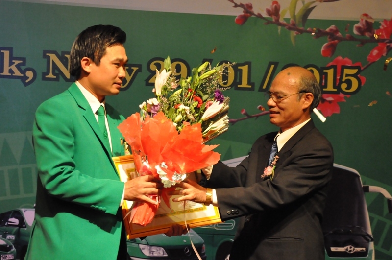 Đại diện Mai Linh Dak Lak (trái) nhận bằng khen của Chủ tịch UBND tỉnh