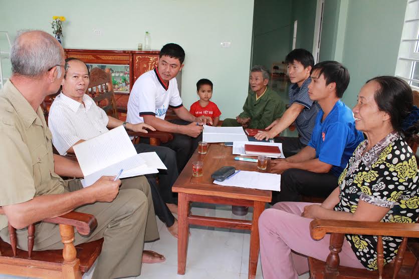 Bí thư Đảng ủy xã Ea Mnang (huyện Cư M’gar) Phạm Đức Hạnh (thứ 2, từ trái sang) dự sinh hoạt với đảng viên Chi bộ thôn 1A.