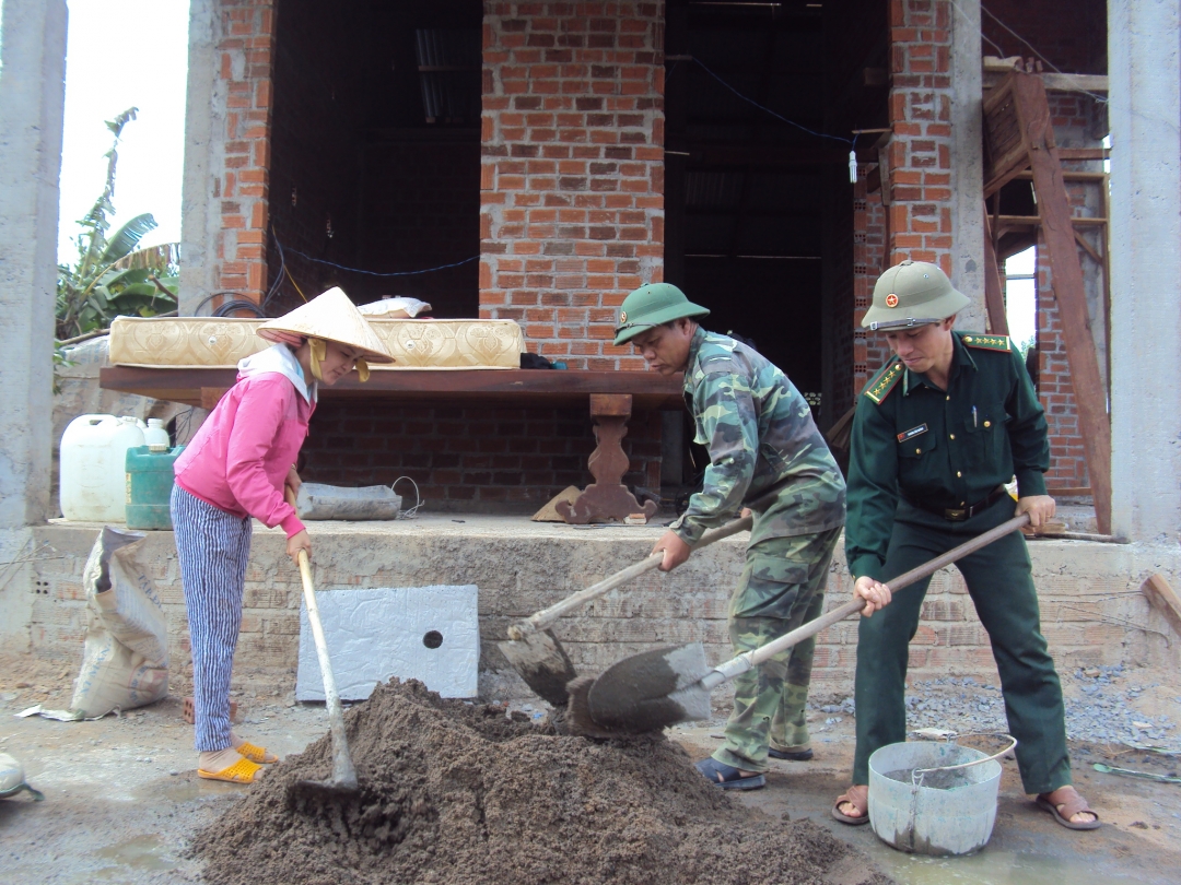 Cán bộ Đồn Biên phòng Ia R’vê giúp gia đình anh Hoàng Kim Long xây nhà.