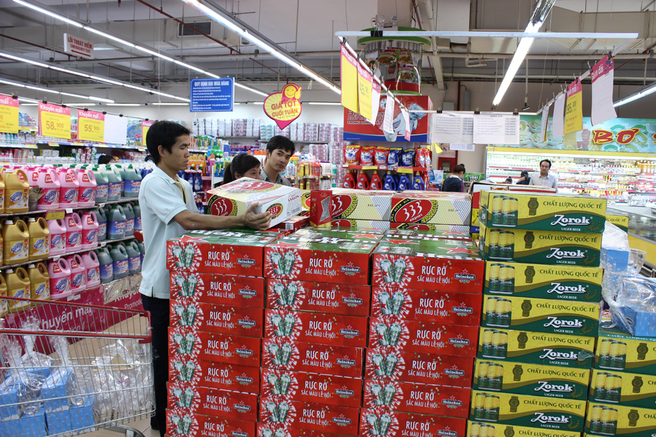 Người tiêu dùng chọn mua các loại bia Việt chuẩn bị cho dịp Tết.