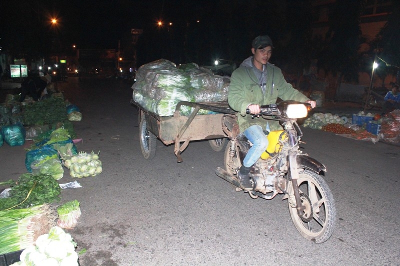 Những người trồng râu ở phường Tân Tiến, Khánh Xuân, TP. Buôn Ma Thuột chở rau đến chợ bán