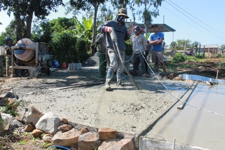 Thi công xây dựng đường bê tông ở thôn 3, xã Ea Kly.