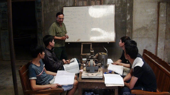 CCB Phạm Ngọc Tỉnh trong  1 buổi dạy nghề  cơ điện cho thanh niên trong thôn, buôn.